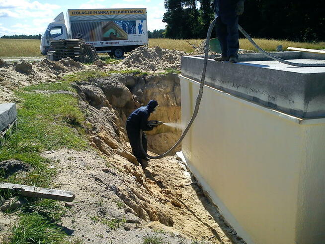 Izolowanie fundamentów poprzez natrysk pianką poliuretanową