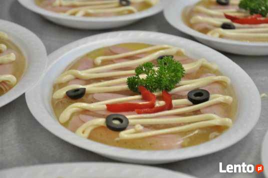 Kucharze i kelnerzy do wynajęcia na przyjęcie weselne.