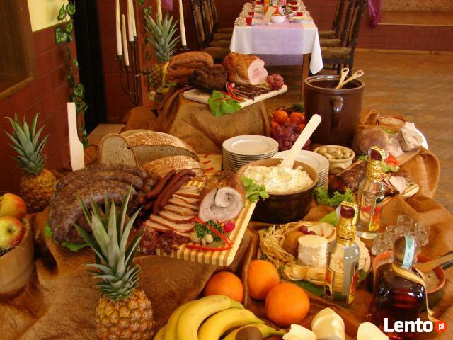 Kucharze i kelnerzy do wynajęcia na przyjęcie weselne.