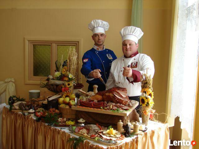 Kucharze i kelnerzy do wynajęcia na przyjęcie weselne.