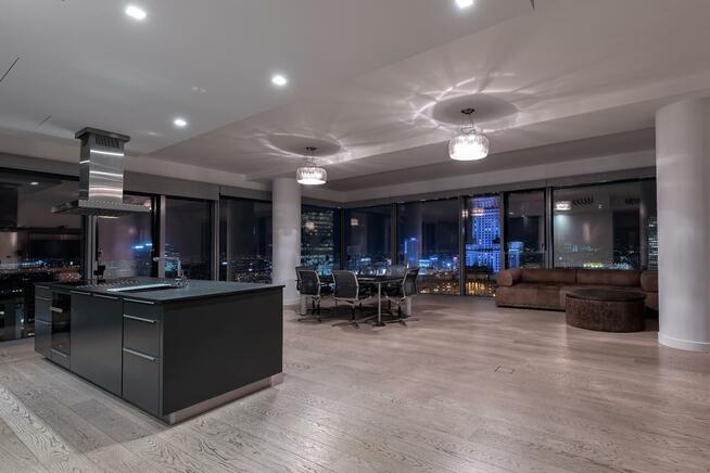 Apartament Na Spotkania Prasowe w Drapaczu Chmur ....