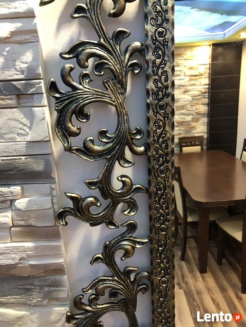 Lustro w metalowej ramie stylowe