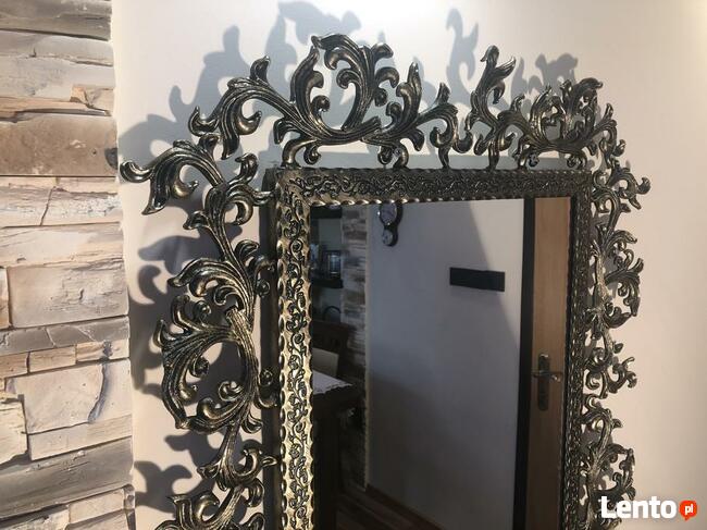 Lustro w metalowej ramie stylowe