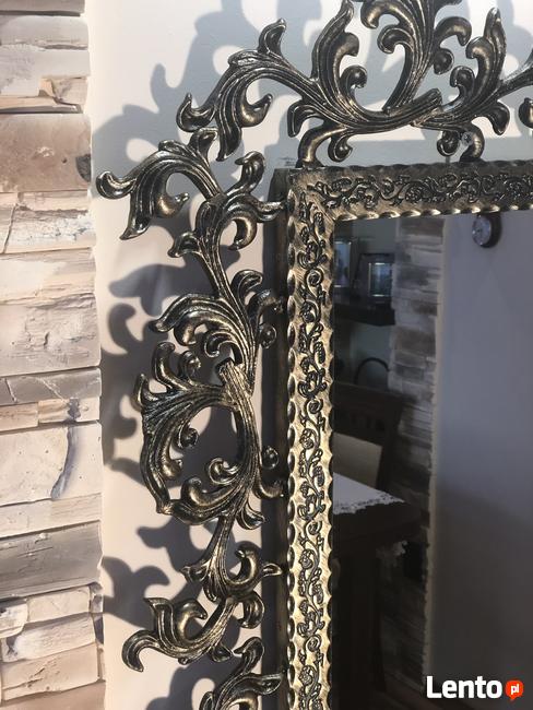 Lustro w metalowej ramie stylowe