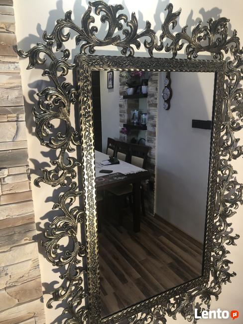 Lustro w metalowej ramie stylowe