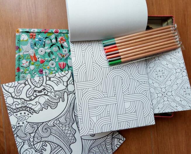 Kolorowanki antystresowe kredki metalowe pudełko ozdobne