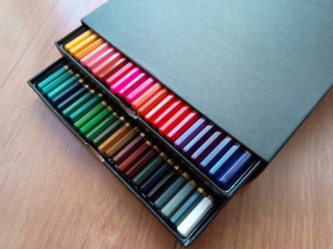 Elegancki zestaw kredek 46sztuk w pudełku ozdobnym