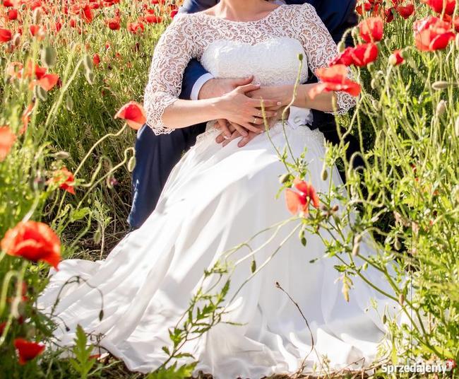 Atrakcyjna, elegancka suknia ślubna