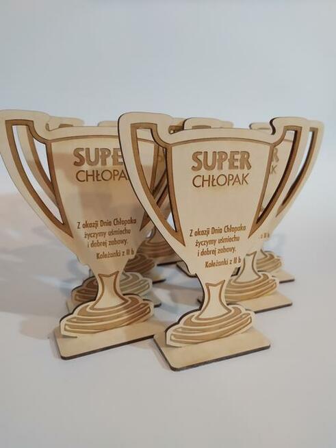 Puchar ze sklejki z okazji Dnia Chłopaka