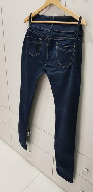 Praktycznie nowe spodnie jeansowe typu rurki