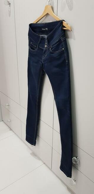 Praktycznie nowe spodnie jeansowe typu rurki