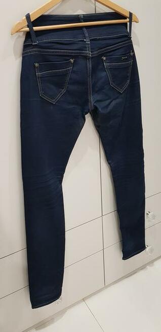 Praktycznie nowe spodnie jeansowe typu rurki
