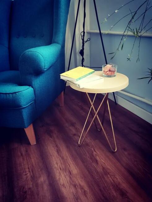 Stolik z betonowym blatem. Beton architektoniczny