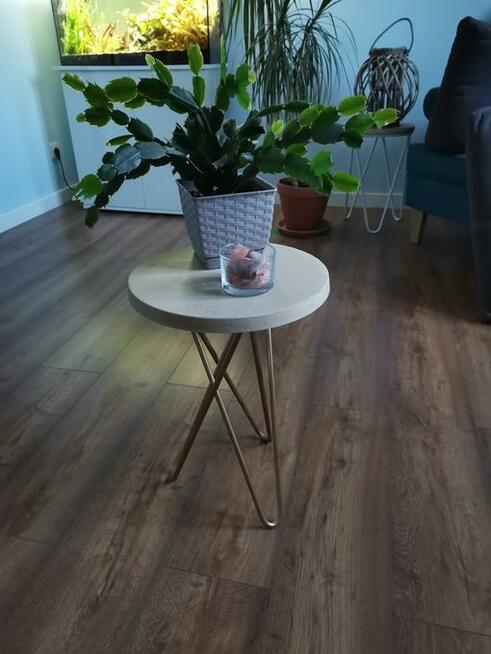 Stolik z betonowym blatem. Beton architektoniczny