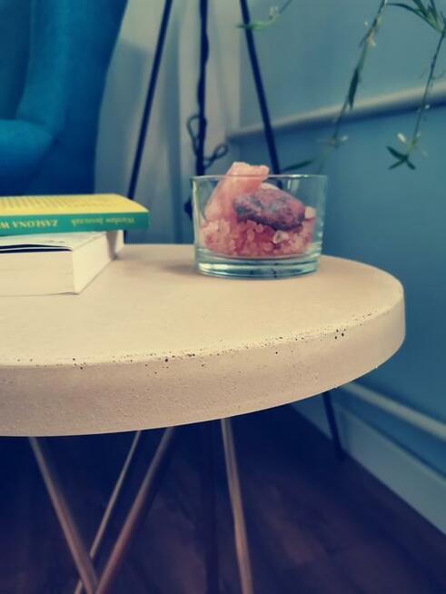 Stolik z betonowym blatem. Beton architektoniczny