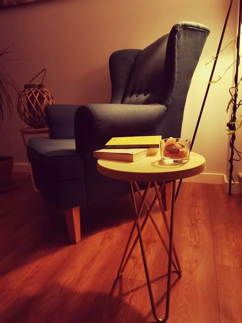 Stolik z betonowym blatem. Beton architektoniczny