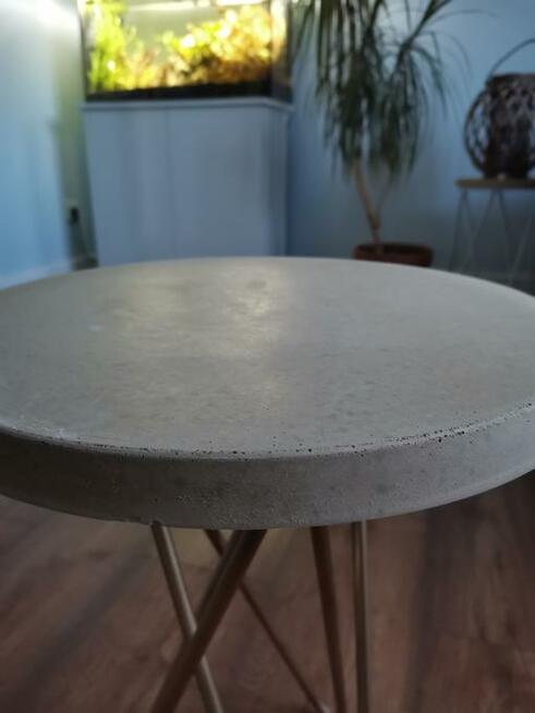 Stolik z betonowym blatem. Beton architektoniczny