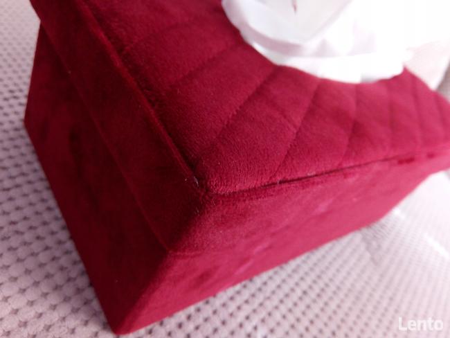 Eleganckie bordowe aksamitne pudełko na chusteczki