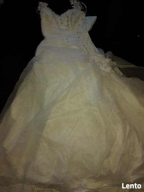 SPRZEDAM kilkanaście sukien ślubnych i dodatki. OKAZJA