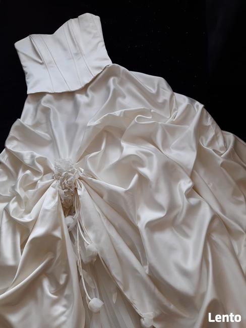 SPRZEDAM kilkanaście sukien ślubnych i dodatki. OKAZJA