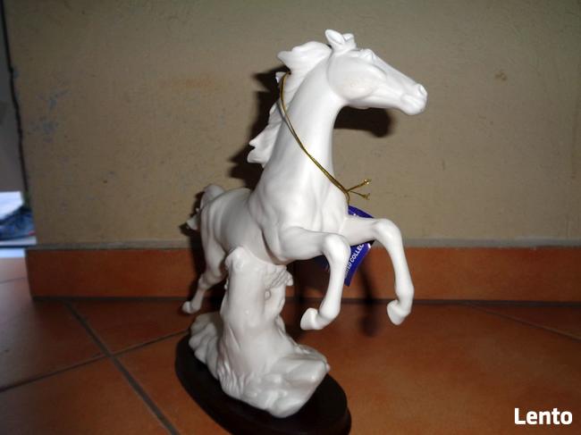 Figurka konia z poliresingu