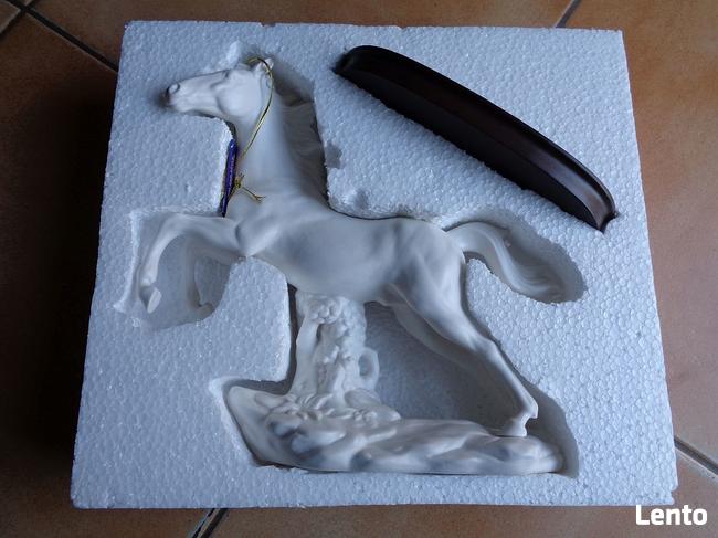 Figurka konia z poliresingu