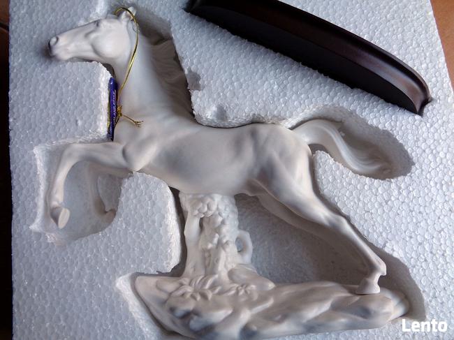Figurka konia z poliresingu