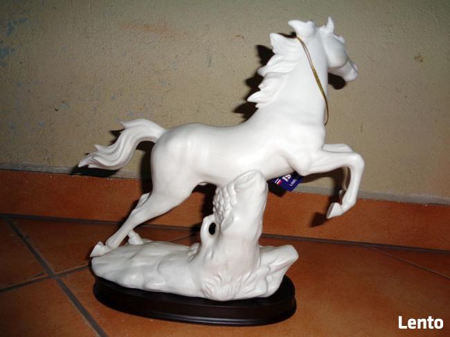 Figurka konia z poliresingu