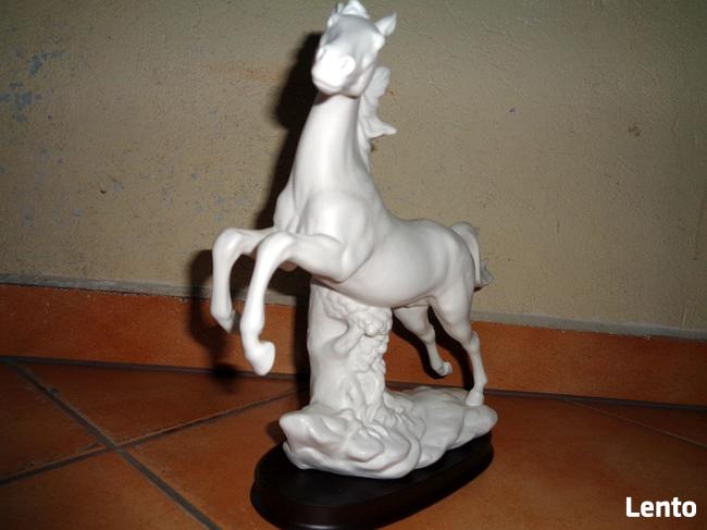 Figurka konia z poliresingu