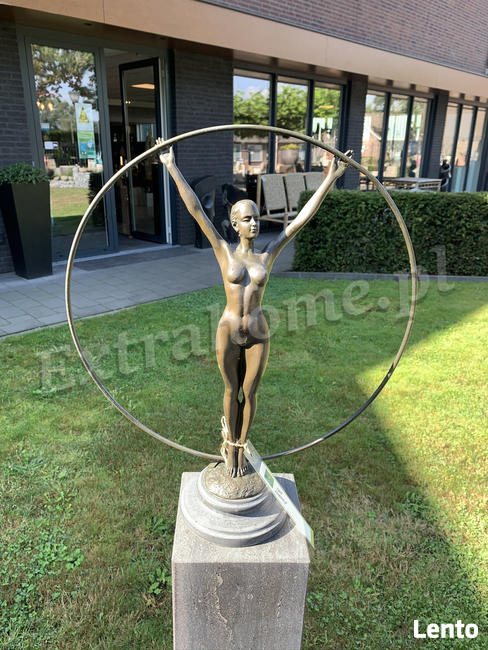 Figura z brązu. Thick lady Nowoczesna kobita w stylu Rubensa