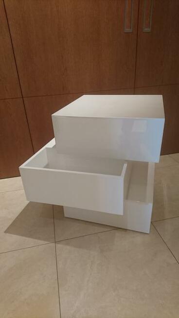 Szafka ze wzmacniaczem, stolik