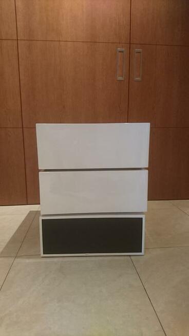 Szafka ze wzmacniaczem, stolik