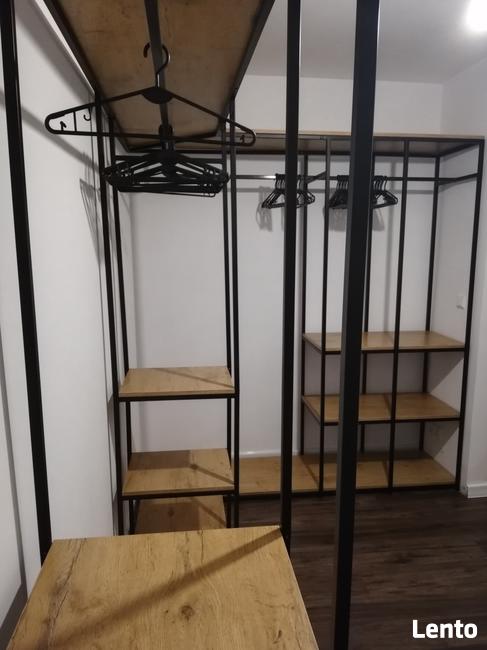 Stelaże metalowe, regały, stoliki.