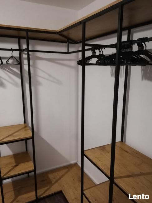 Stelaże metalowe, regały, stoliki.