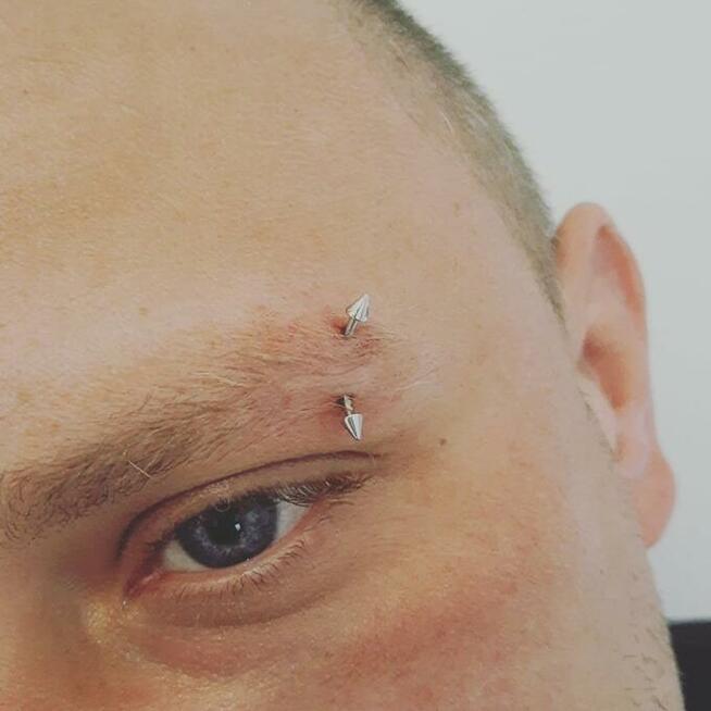 Przekłuwanie uszu/nosa oraz inne części ciała