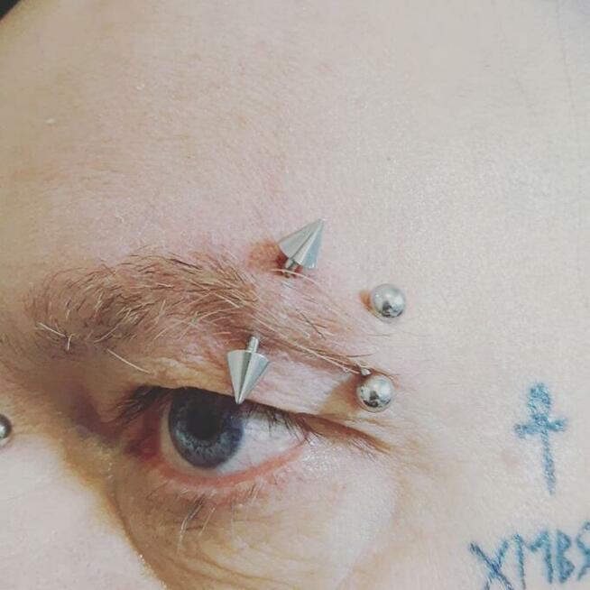 Przekłuwanie uszu/nosa oraz inne części ciała