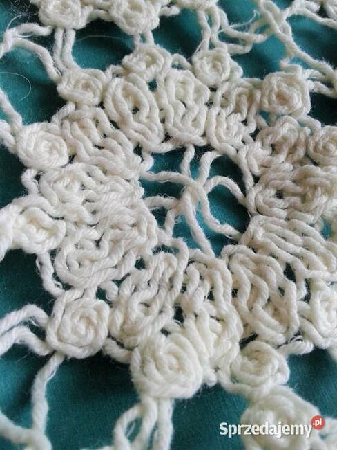 Ażurowe bolerko kremowe-boho