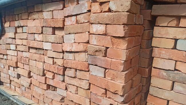 stara cegła trzymana pod zadaszeniem