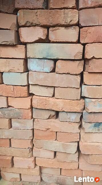 stara cegła trzymana pod zadaszeniem