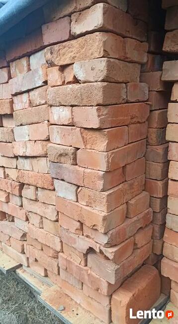 stara cegła trzymana pod zadaszeniem