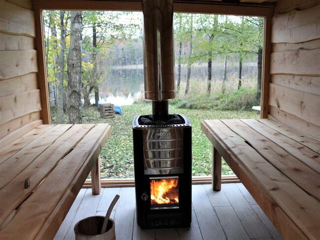 Wypoczynek nad jeziorem w pieknym, cichym miejscu