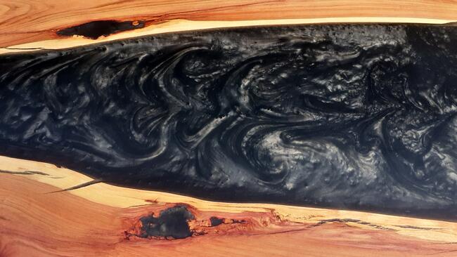 stół z drewna i żywicy epoksydowej