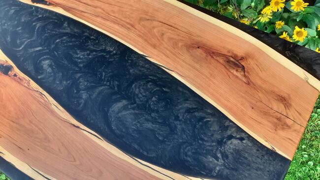 stół z drewna i żywicy epoksydowej