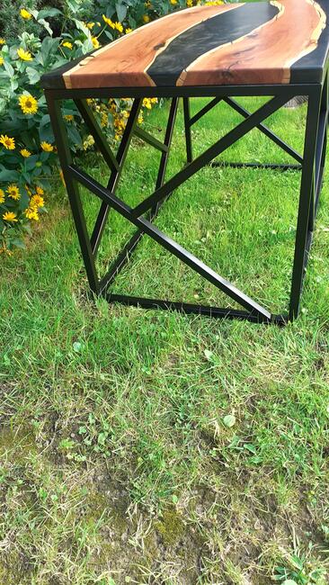 stół z drewna i żywicy epoksydowej