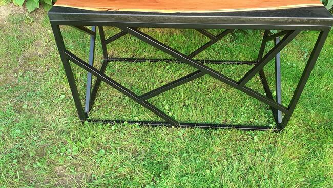 stół z drewna i żywicy epoksydowej