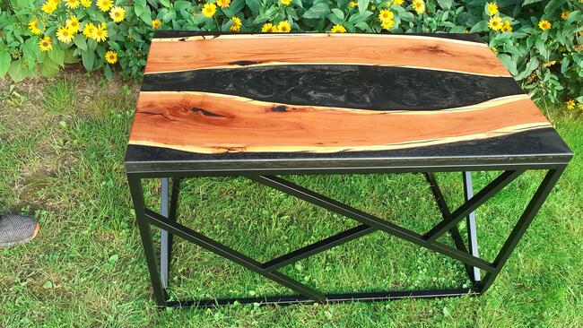 stół z drewna i żywicy epoksydowej