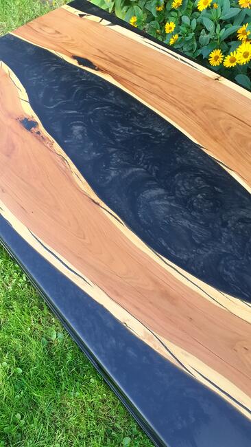 stół z drewna i żywicy epoksydowej