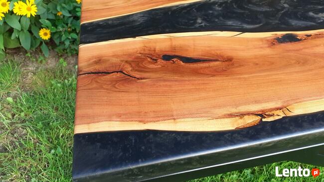 stół z drewna i żywicy epoksydowej