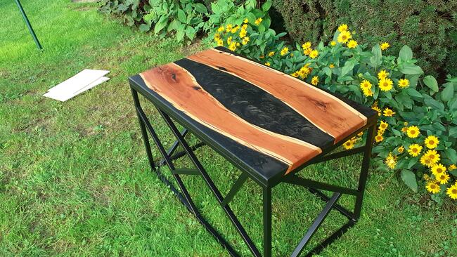 stół z drewna i żywicy epoksydowej