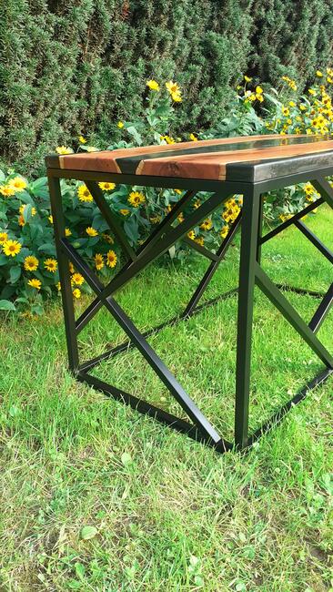 stół z drewna i żywicy epoksydowej